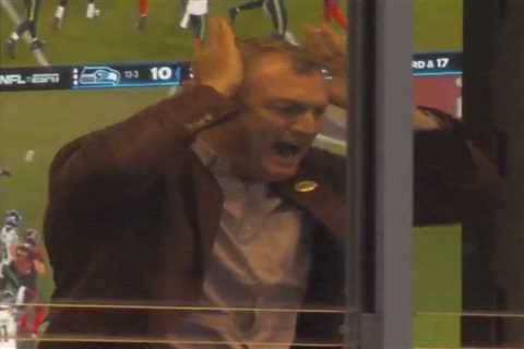 49ers GM John Lynch completely loses it after massive Seahawks play in wild on-air moment
