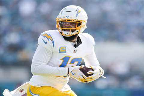Keenan Allen celebrates $1 million bonus with sideline dance