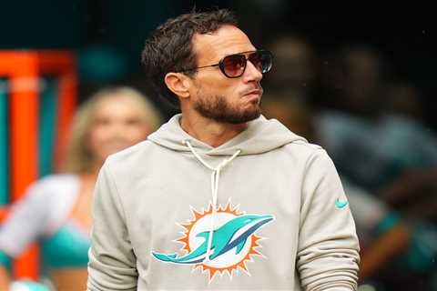 Mike McDaniel interviews for Bills’ head coaching spot after taking Chargers job