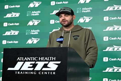 Aaron Glenn mulling offensive coordinator change in Jets’ turnover-filled offseason