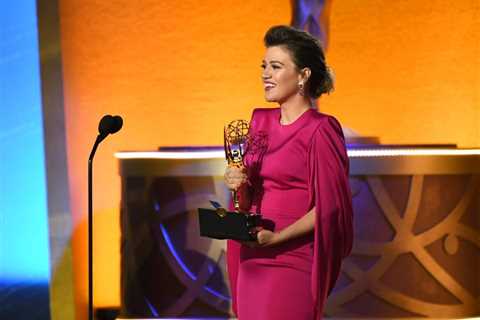 Kelly Clarkson to End Daytime Talk Show After 7 Years