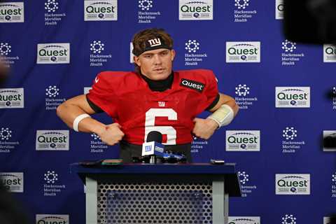 Jaxson Dart isn’t taking Rookie of the Year voting snub lightly: ‘Definitely feel disrespected’