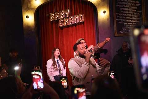 Watch Kelly Clarkson & John Legend Warm Up for New ‘Voice’ Season With Surprise NYC Karaoke Session