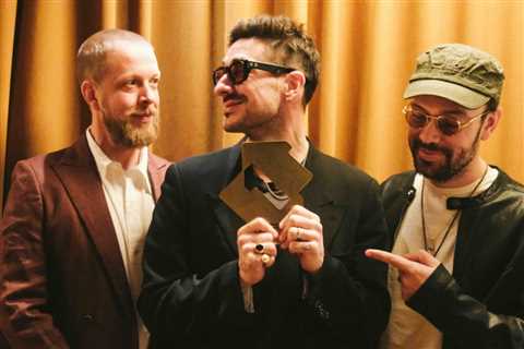 Mumford & Sons Earns 2nd Straight U.K. No. 1 Album in Less Than a Year