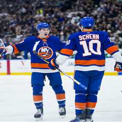 Islanders get much-needed road win over Maple Leafs to keep pace in tight playoff race