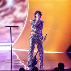 sombr Invites Cranberries’ Mike and Noel Hogan On Stage in Dublin For St. Patrick’s Eve Run Through ..