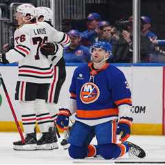 Islanders hurt playoff hopes with ugly loss to woeful Blackhawks