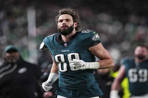 Eagles bring back Dallas Goedert on one-year deal to avoid massive salary-cap hit