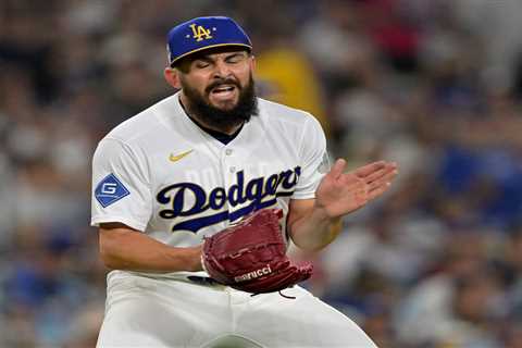 Alex Vesia details custom gloves honoring late daughter: ‘Very personal to me’