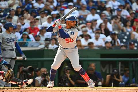 Dodgers place Mookie Betts on injured list, call up Hyeseong Kim