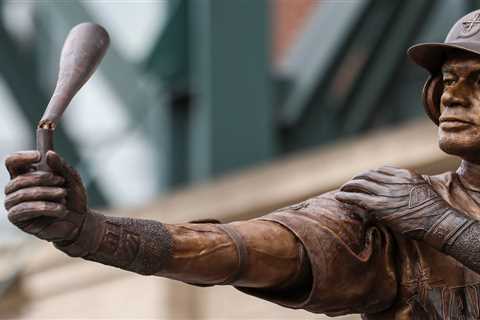 Mariners’ Ichiro Suzuki statue broken in awkward unveiling moment