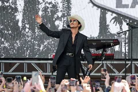 Bruno Mars Kicks off The Romantic Tour in Las Vegas & Receives Key to the Strip on ‘Bruno Mars Day’