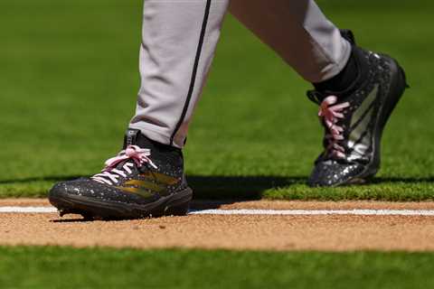 Diamondbacks pitcher Brandon Pfaadt sports pink laces during start to help gender reveal for brother
