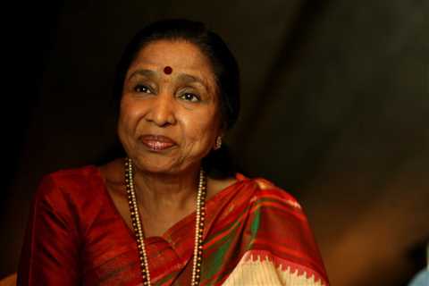 Asha Bhosle, One of India’s Most Versatile Bollywood Singers, Dies at 92