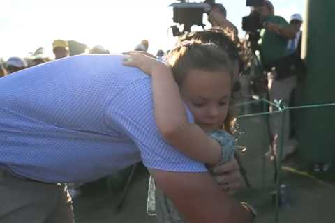 Rory McIlroy shares kiss with wife Erica Stoll, rare post-major moment with parents after Masters..