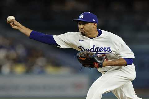 Dodgers expect Edwin Díaz to pitch vs. Mets, after checking out his knee