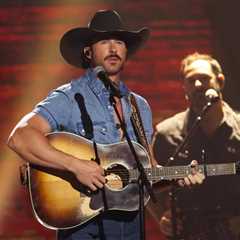 Riley Green Brings a Smoldering ‘Change My Mind’ to ACM Awards