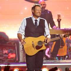 Blake Shelton Pays Tribute to the Late Don Schlitz by Leading ‘The Gambler’ Singalong at ACM Awards