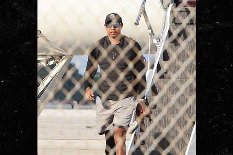 Tiger Woods Seen For First Time Stepping Off Plane After Rehab