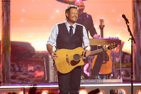 Blake Shelton Pays Tribute to the Late Don Schlitz by Leading ‘The Gambler’ Singalong at ACM Awards