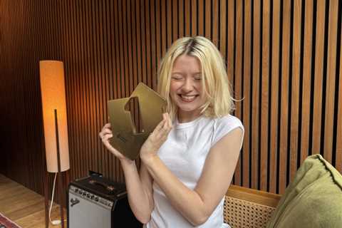 Maisie Peters Beats Michael Jackson for U.K.’s No. 1 Album With ‘Florescence’
