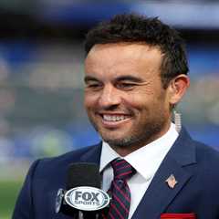 Fox’s Landon Donovan, Ian Darke fume at United Airlines over ‘shameful’ flight disaster