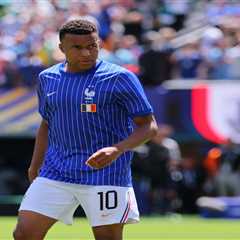 Kylian Mbappe reacts to girlfriend Ester Exposito’s pink dress away from World Cup