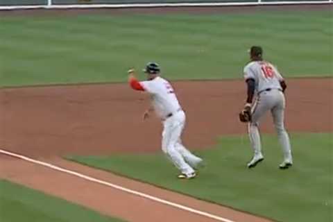 Red Sox third base coach ends up waving runner home from fair territory in bizarre moment