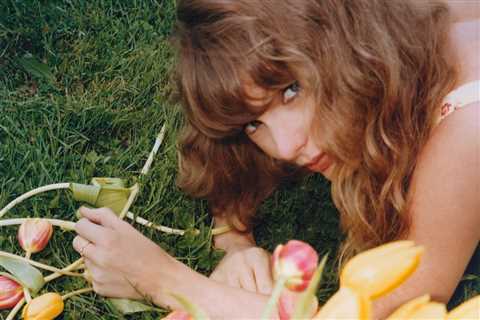 Taylor Swift Toys With Country Music Again on New ‘Toy Story 5’ Song ‘I Knew It, I Knew You’:..