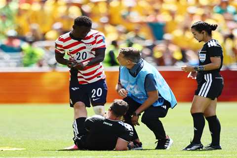 USMNT-Australia referee goes down with cramps in ‘embarrassing’ World Cup scene