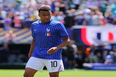 Kylian Mbappe reacts to girlfriend Ester Exposito’s pink dress away from World Cup
