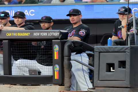 Mr. Met dances behind Steve Gelbs during Carlos Mendoza segment in awkward scene