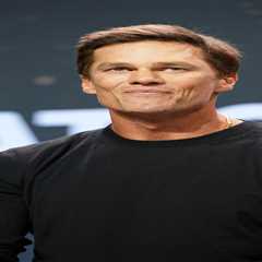 Tom Brady slaps ‘dork’ Logan Paul as Karl-Anthony Towns intervenes during wild Fanatics Fest moment