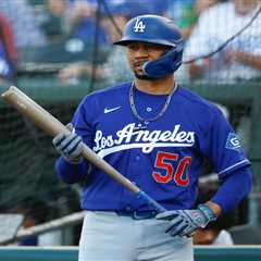 Dodgers star Mookie Betts avoids disastrous moment in on-deck circle