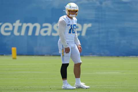 Chargers QB Justin Herbert makes major mechanical change because of Mike McDaniel