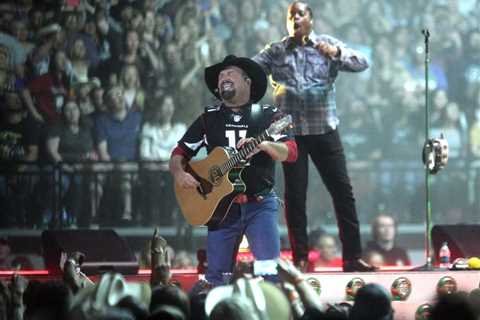 Garth Brooks Sets 2026 Blame It All On My Roots Arena Tour