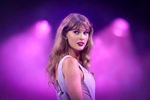 Taylor Swift Scores an Adult Contemporary Chart First With 4 Songs in the Top 10