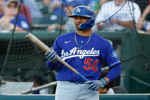 Dodgers star Mookie Betts avoids disastrous moment in on-deck circle