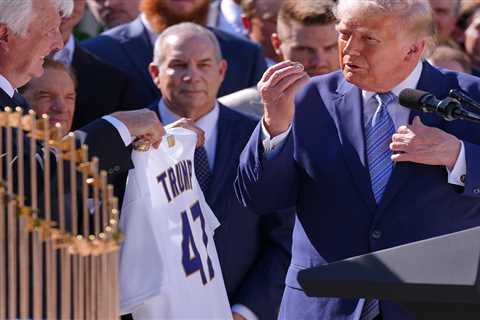 Dodgers’ White House visit honors President Trump with perfectly numbered jersey