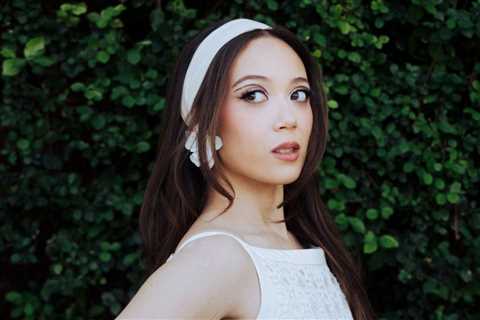 Laufey Signs With UTA