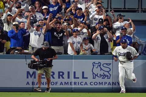 In Dodgers return, Edwin Díaz wows with fastball in successful save attempt