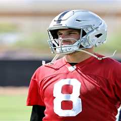 Kirk Cousins bum-rushes Maxx Crosby during Raiders practice