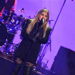 Kelly Clarkson Jokes About This ‘Perfect’ Body Part Peeking Out After a Wardrobe Malfunction During ..
