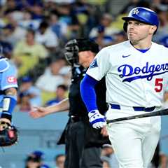 Freddie Freeman back in Dodgers lineup despite scary fall down dugout stairs