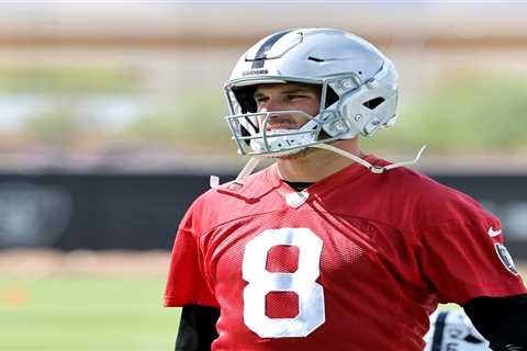 Kirk Cousins bum-rushes Maxx Crosby during Raiders practice