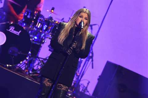 Kelly Clarkson Jokes About This ‘Perfect’ Body Part Peeking Out After a Wardrobe Malfunction During ..