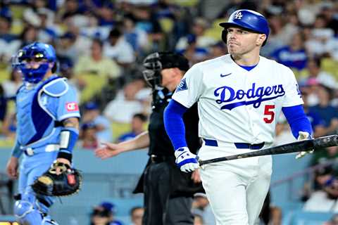 Freddie Freeman back in Dodgers lineup despite scary fall down dugout stairs