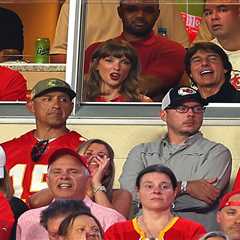 Taylor Swift takes in Travis Kelce’s Chiefs opener next to Tom Cruise