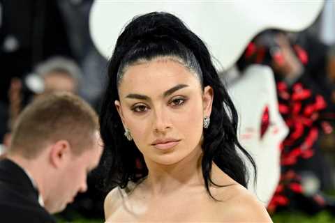 Grimes ‘Hazily’ Remembers Recording a Song Called ‘Witch v Witch’ With Charli xcx, But Can’t..