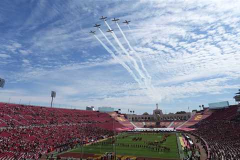 Heisman trophy winner Matt Leinart has a message for USC fans after ugly Coliseum turnout